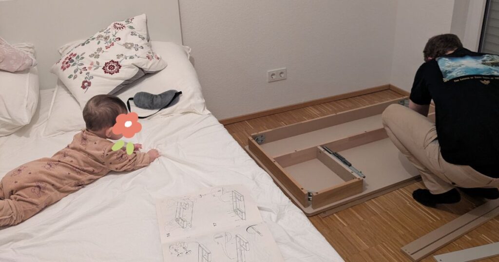 海外移住。家具組み立て中の父の背中を見守る