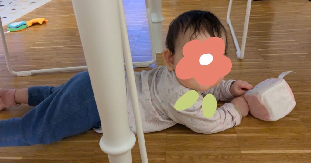 8カ月、とにかく動くずりばい爆速期。気がつけば、椅子の下に。